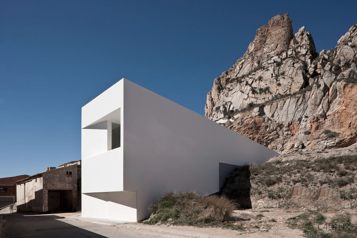 城堡俯瞰山腰上的房子-behance-Fran Silvestre Arquitectos