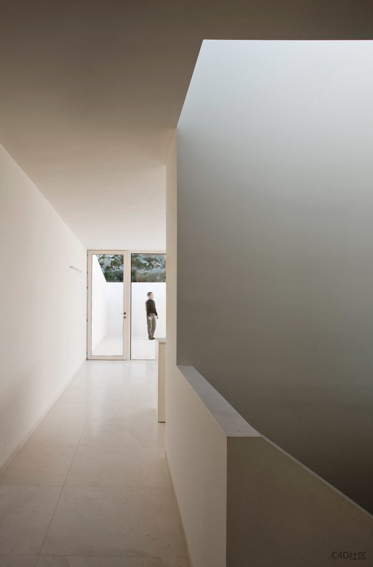 城堡俯瞰山腰上的房子-behance-Fran Silvestre Arquitectos