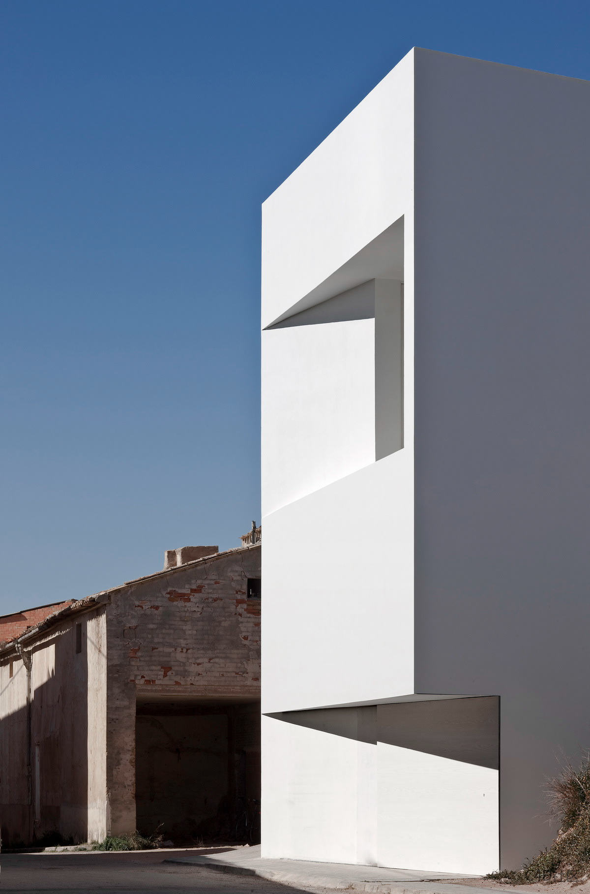 城堡俯瞰山腰上的房子-behance-Fran Silvestre Arquitectos
