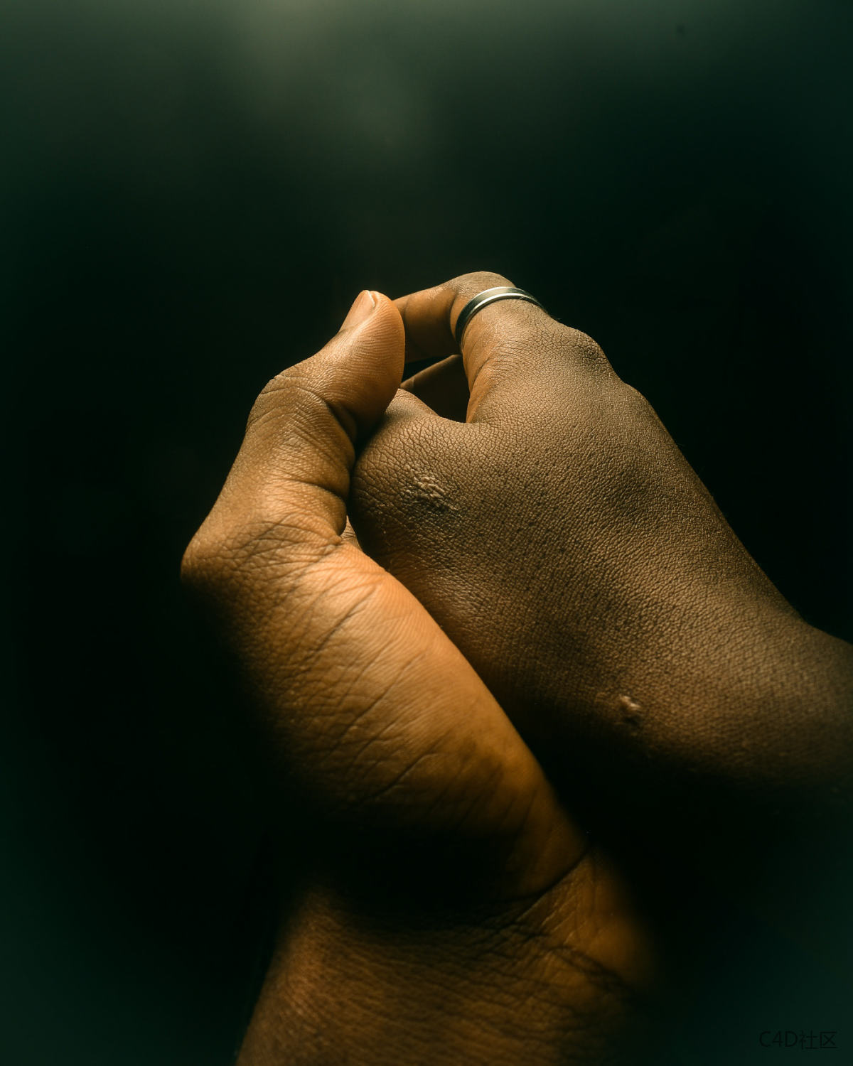 光影下的手-极具张力