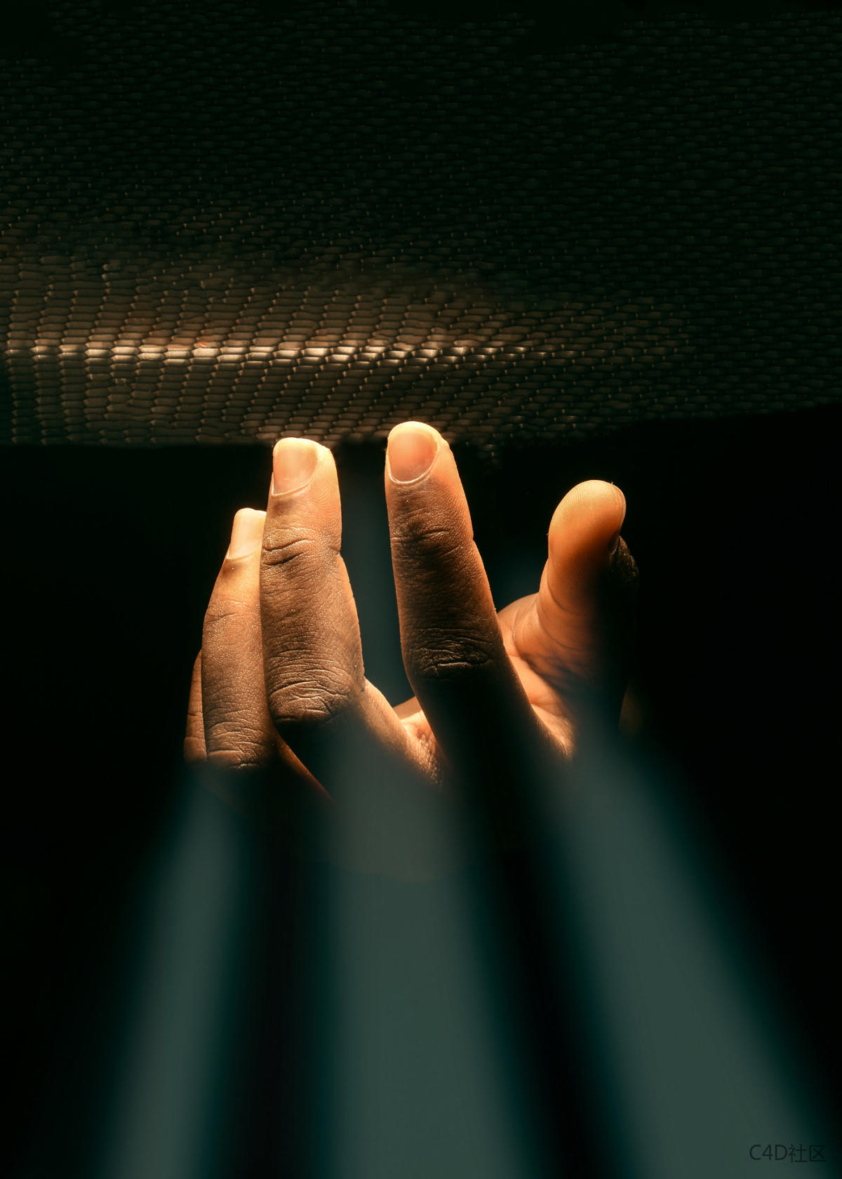 光影下的手-极具张力