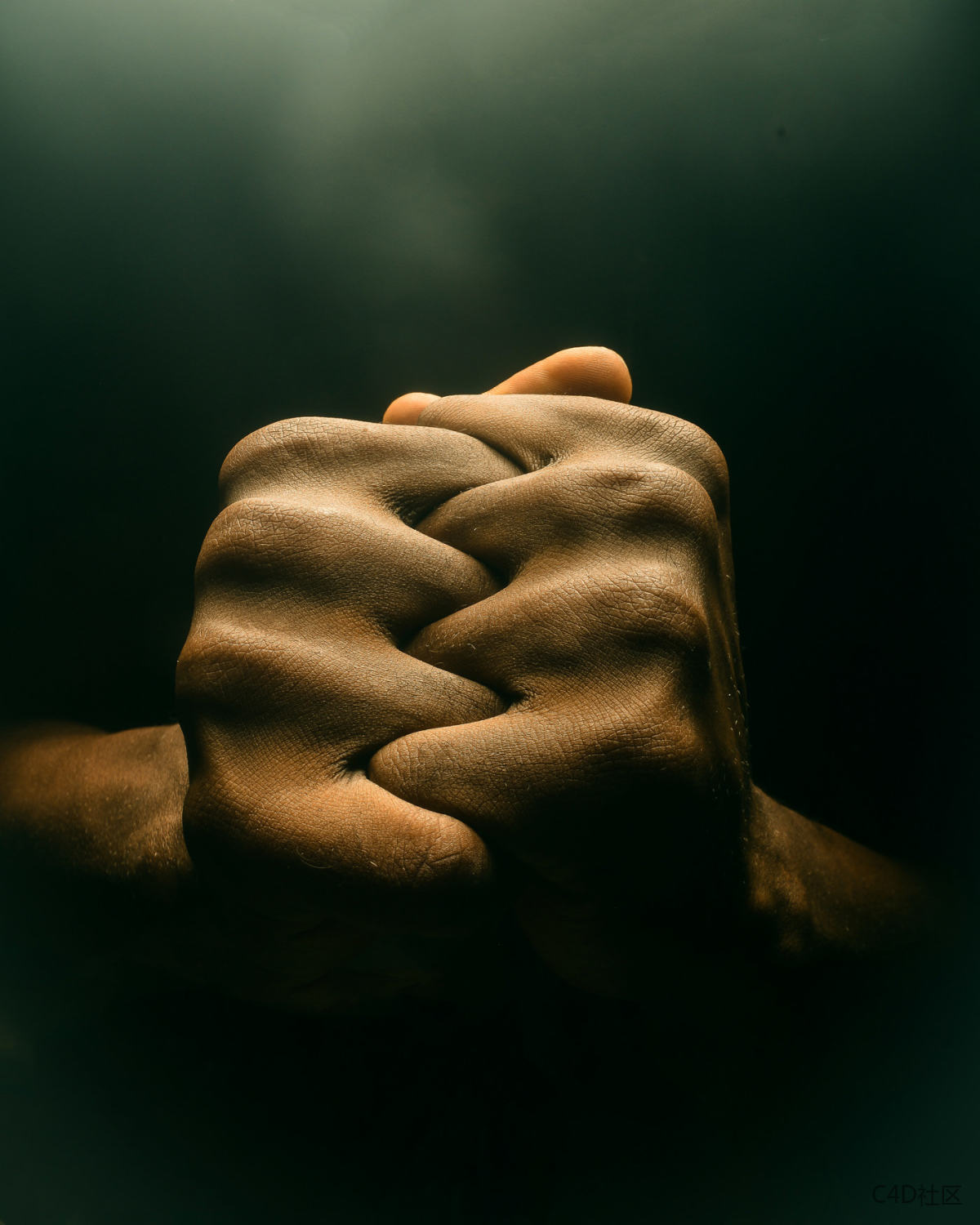 光影下的手-极具张力